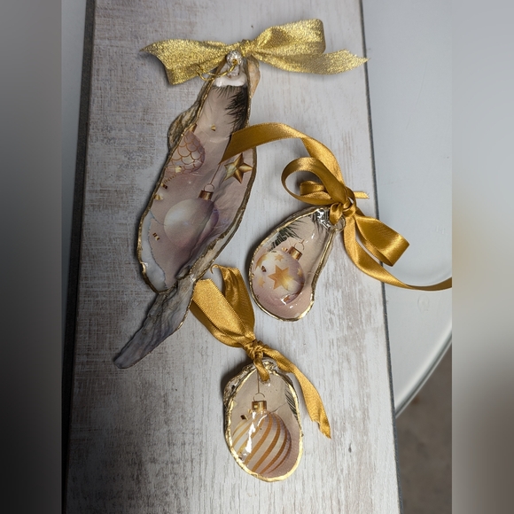 Handcrafted holiday decoupaged oyster shells gold & white set of 3 ornaments - Picture 2 of 10